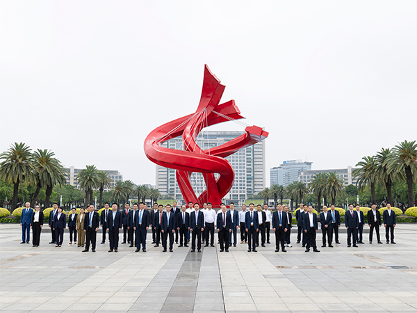 2025年，4月东莞市湖南衡山商会在市政府广场拍摄第四届商会宣传片