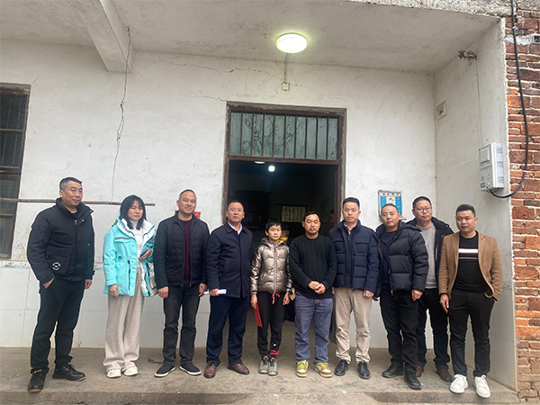 2025.1.24会长文凯丰带队积极响应衡山县工商业联合会2024-2025学年“光彩100”助学行动，奔赴永和乡，为莘莘学子送去助学金